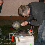 das flüssige blei vorsichtig in die form gießen