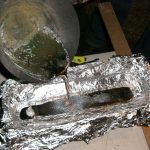 das flüssige blei vorsichtig in die form gießen