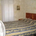 schlafzimmer mit doppelbett