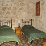 schlafzimmer mit 2 einzelbetten